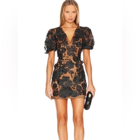Elliatt Dresses & Skirts - elliatt rosalind black floral applique 3d puff sleeve mini dress size small NEW